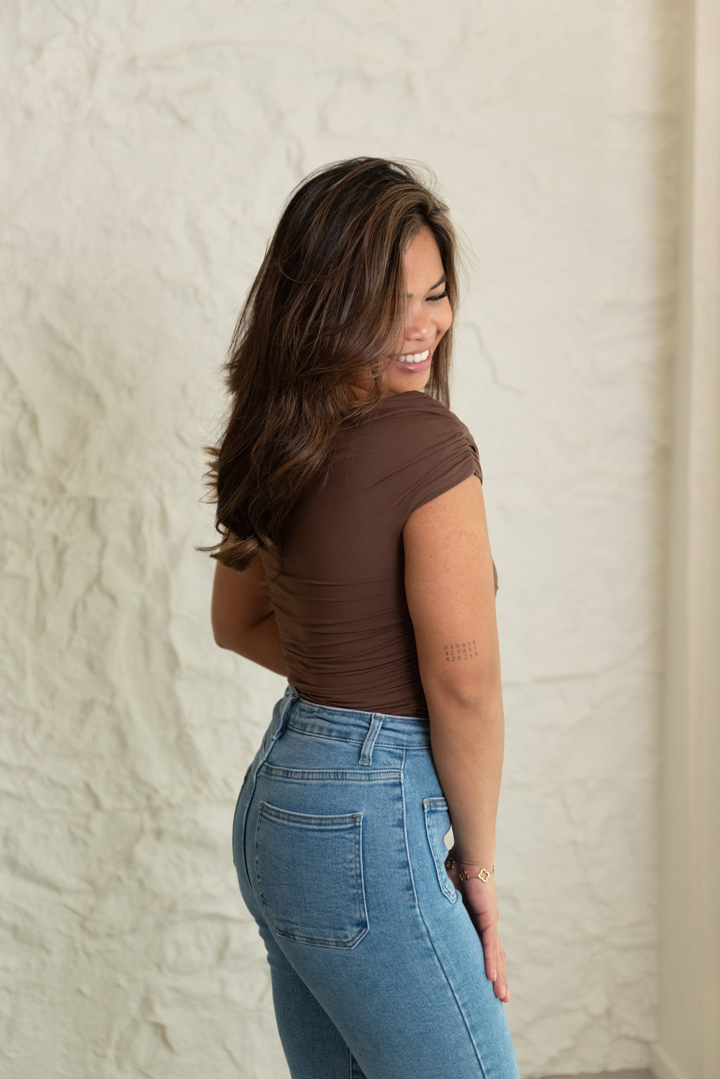 GEDRAPPEERDOFF-SCHOULDER BODYSUIT TOP