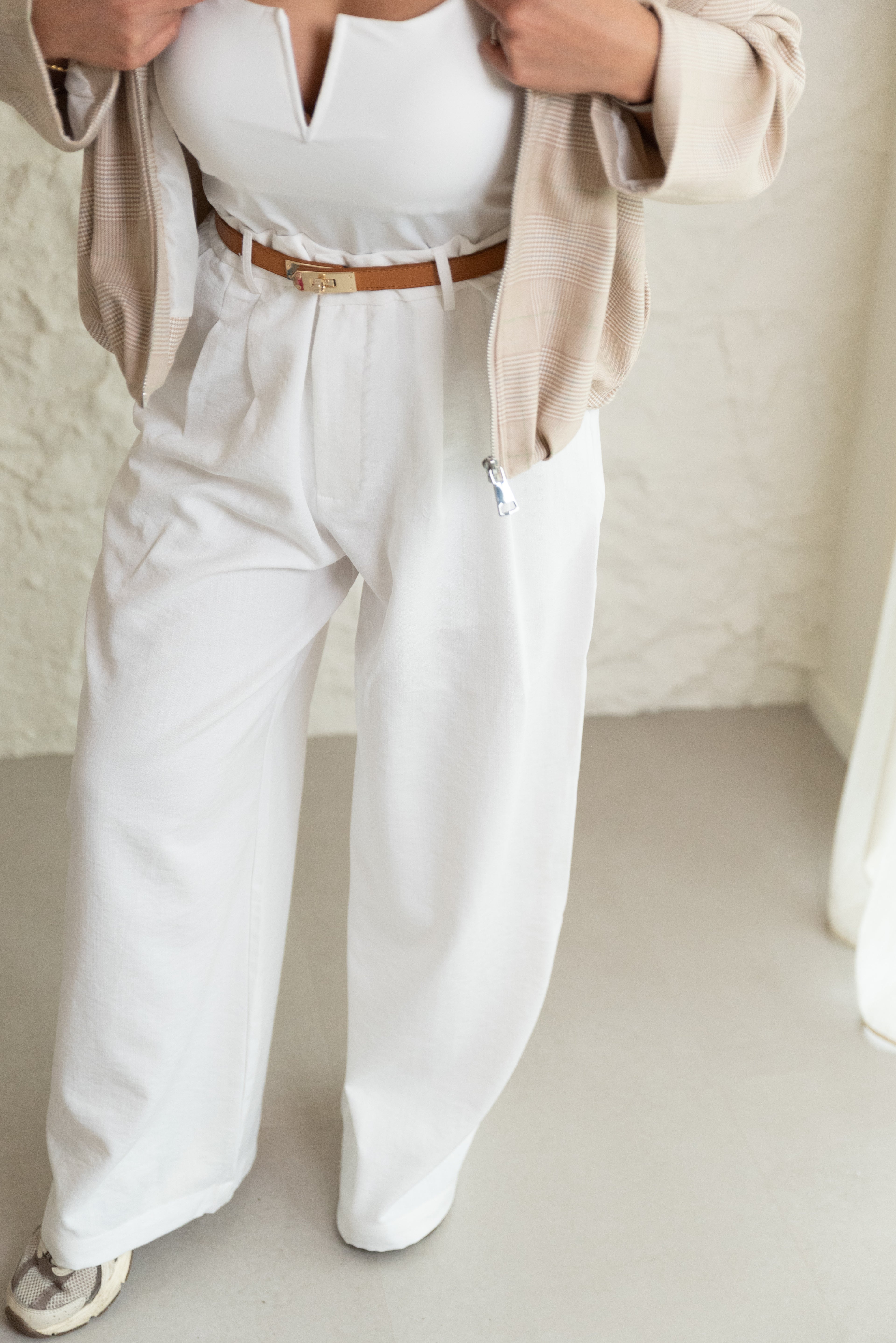 PERFECT WHITE / BEIGE TROUSER